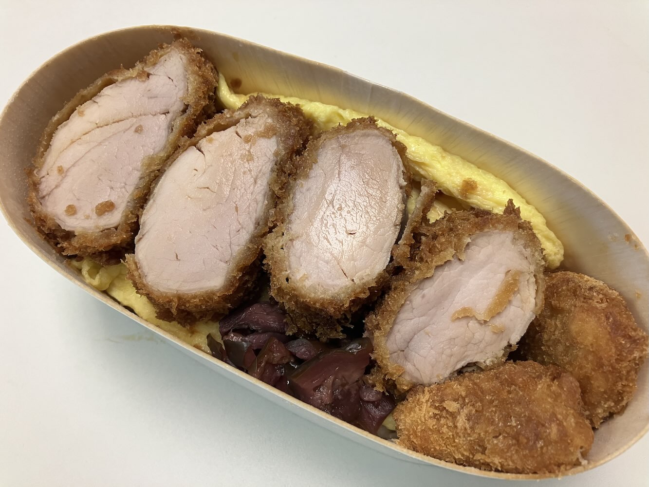 おカツ かつ丼】卵でとじない分厚いかつ丼で有名な丸七がトーランスに